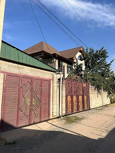 Продажа коттеджей и домов: Продается просторный дом с двумя этажами, расположенный на участке с — 10