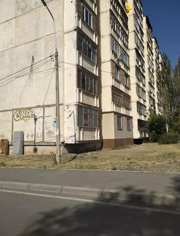 продам 1 комнатную квартиру в бишкеке: Многоэтажный жилой дом в городском районе. Здание имеет несколько