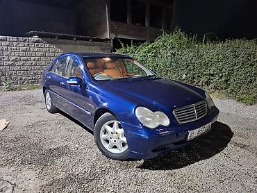 справа: Mercedes-Benz C-Class: 2003 г., 2 л, Автомат, Газ, Седан — 1