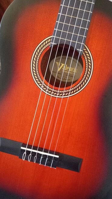 Stəkanlar: Valencia markalı, tam ölçülü klassik gitara. Qırmızı-qara rəng