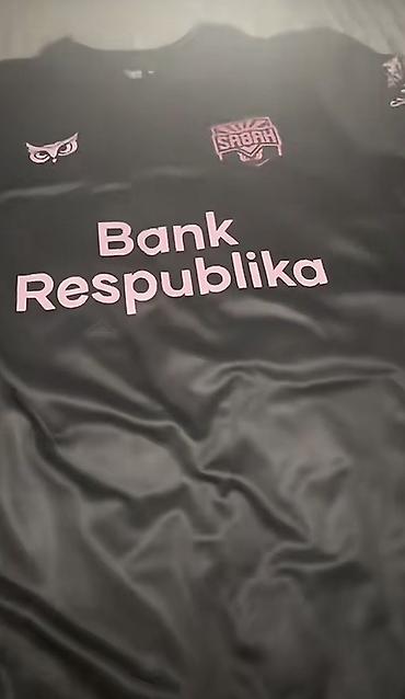 спортивные костюмы в баку: Qara rəngli futbol forması təqdim olunur. Forma üzərində ön hissədə — 1