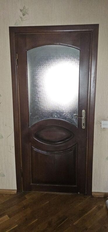 Özü yapışan divar kağızları: İşlənmiş Otaq qapısı Plintus ilə, Zəmanətsiz, Ünvandan götürmə