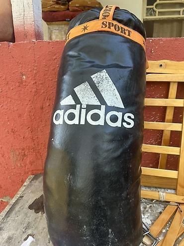 sport walvar: Adidas loqolu boks kisəsi. Qara rəngli, silindrik formalı idman — 1
