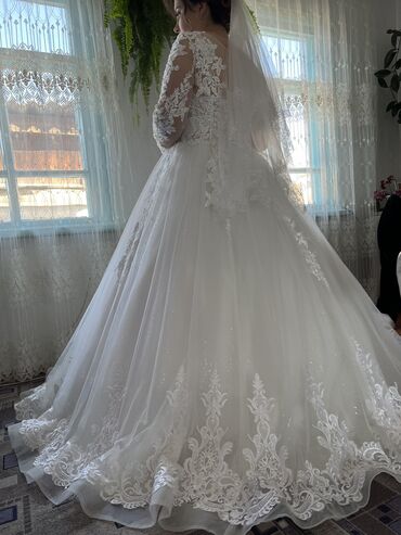 свадебное платье со съемной юбкой: Продаю
Свадебное платье в хорошем состояние одевала один раз 😻