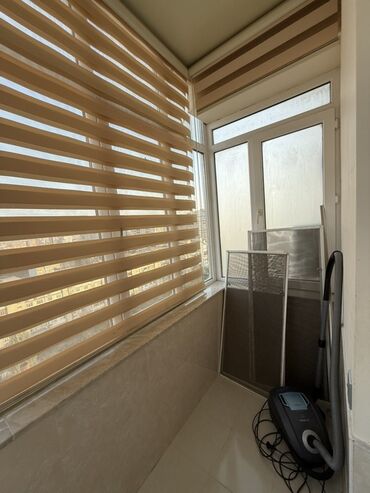 Uzunmüddətli kirayə mənzillər: Mənzilin təqdimatı - Geniş və işıqlı salon: iri panoram pəncərə — 11