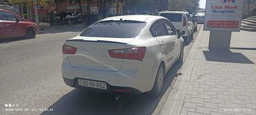 Kia: Ağ rəngli Kia Rio avtomobili. Bu model, rahat və praktik bir nəqliyyat