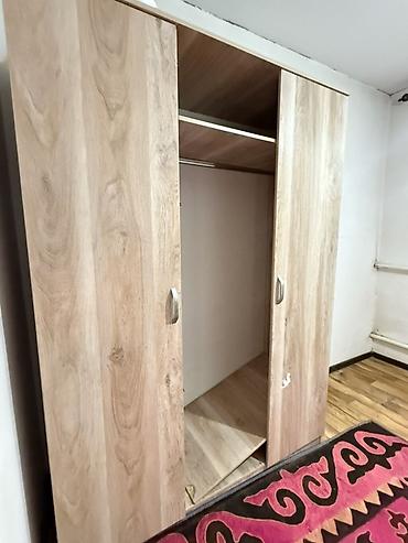 standing mirror: Трёхдверный платяной шкаф из ЛДСП в светлом дубовом декоре. - — 3