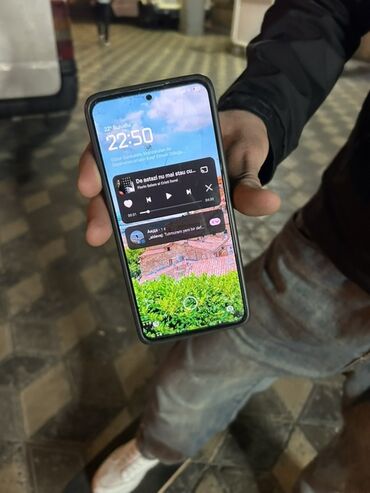 телефон fly iq4417: Smartfon – böyük ekranlı, ön kameranın mərkəzi “punch‑hole” kəsiyi