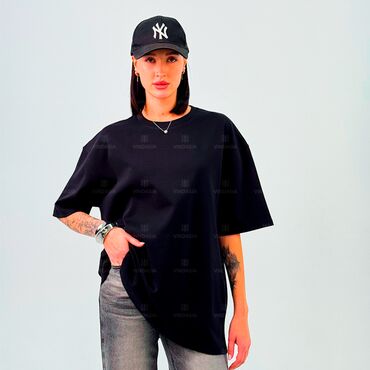 футболки оверсайз: Женская удлинённая футболка оверсайз из хлопка — базовая, чёрная