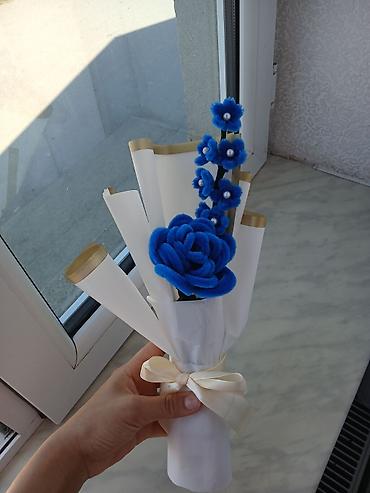 ad gunu gulləri: Mavi rəngli əl işı süni gül buketi - Material: yumşaq dekorativ — 2