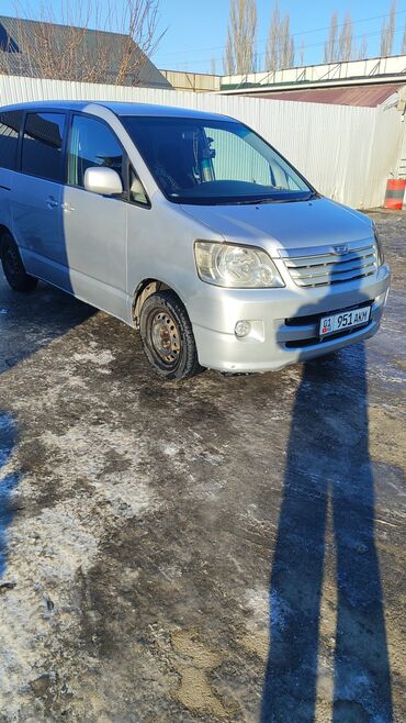 Toyota: Toyota Noah: 2002 г., 2 л, Автомат, Бензин, Минивэн — 3