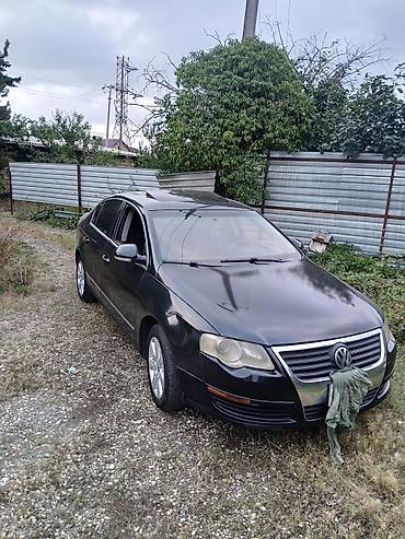 015 maşını: Volkswagen Passat sedan. Avtomobilin salonu qara rəngdədir və ön — 5