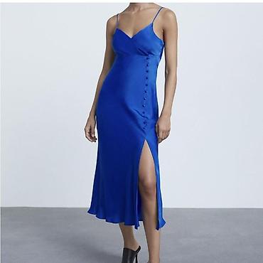 Satenasta midi haljina u intenzivno kraljevsko plavoj boji. Model na — 1