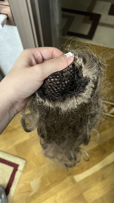 Təbii saçlar, pariklər: Salon malları toplu. 2 ədəd şinyon, 1 ədəd parik, 2 ədəd broşkalı saç — 4