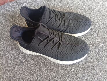 Кроссовки и спортивная обувь: Продаю Yeezy кроссовки,40-42 размера.Состояние хорошее,нету дырок.В