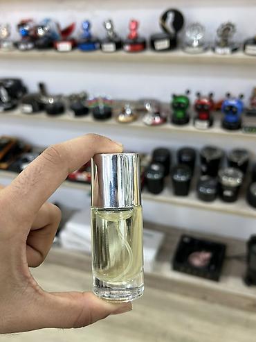 Şüşə qabda roll-on/sprey tipli ətir - Həcm: təxminən 10–15 ml kompakt