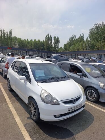 машина алам рассрочкага: Белый хэтчбек Honda Fit с пятидверным кузовом, идеально подходящий для