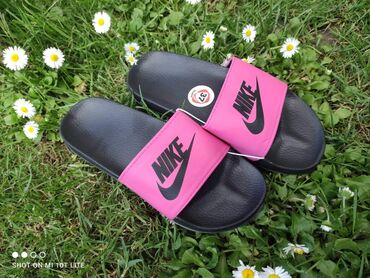 46 oglasa | lalafo.rs: Zenske papuce za leto. Dve boje: crne sa pink, i bele sa rozim