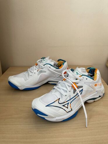 Бутсы: Продаю волейбольные кроссовки Mizuno Wave Lightning Z8 с Японии в