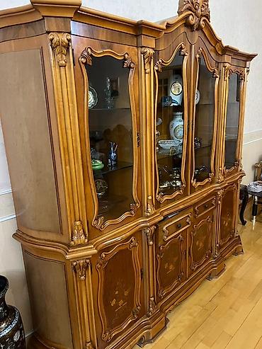 Bufetlər: Rumıniya istehsalı olan klassik qonaq otağı mebeli satılır. Mebel tam — 2
