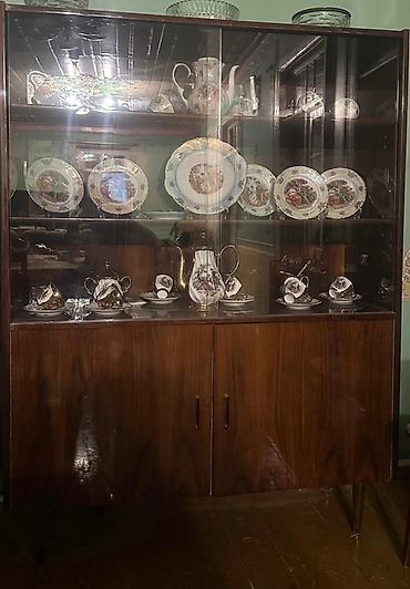 skaf suseli: Şüşəli vitrin şkafı, kolleksiyaları və ya zərif qab-qacaqları — 3