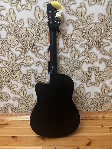 Gitaralar: Əla vəziyyətdə klassik gitara (3 ay istifadə olunub) Alət demək olar — 2