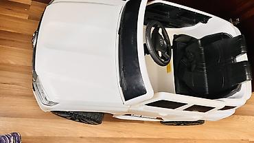 maşin uşaq: Uşaq elektrik avtomobili – Land Cruiser üslubunda, ağ rəng — 1