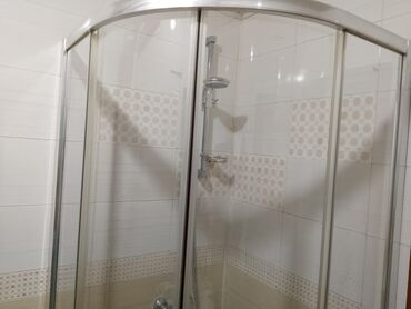Duş kabinaları, arakəsmələr: Gümüşü rəngli profillərə malik, yarım dairəvi duş kabinəsi. Hamam