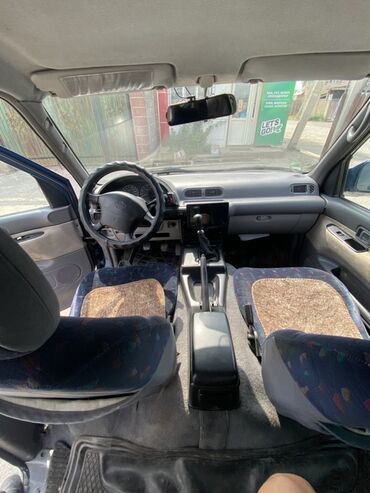 сиденье авто: Просторный минивэн Nissan Serena. Салон с тремя рядами сидений