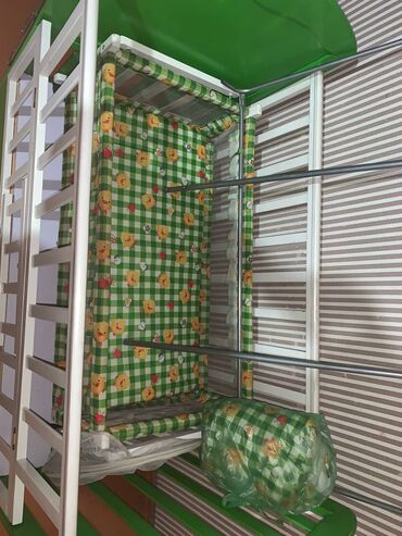 полный комплект простыней для сидения: Продаю детскую кроватку все в комплекте, недорого