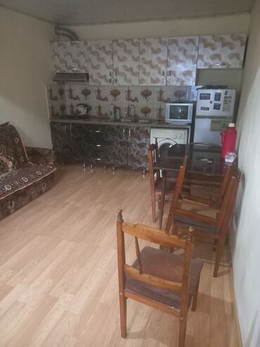 guneslide kiraye ev: Kirayə üçün 2 otaqlı mənzil (mətbəx-studiya konsepti) - Geniş zal və