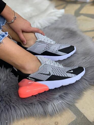 Patike: Nike air max 270 patike

Novo
Brojevi 36 do 41

fb Moja Kupovina 1 — 2