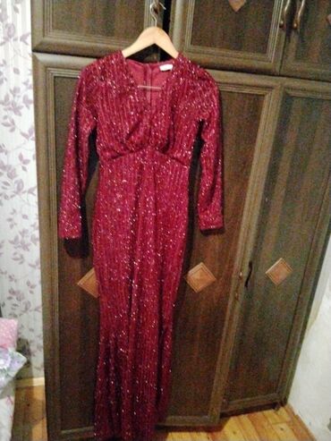 Ziyafət donları: Qırmızı, parıltılı axşam/gecə geyimi - Parça: Parıltılı-lürex