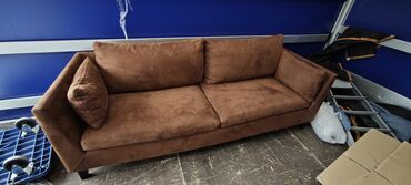 stilski namestaj za dnevne sobe: Braon sofa sa dva jastuka za sedenje i dva jastuka za naslon. Dizajn