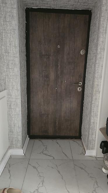 işlenmiş seyf qapilar: - Material: metal gövdə, taxta teksturalı dekor panellər - Rəng/üslub — 2