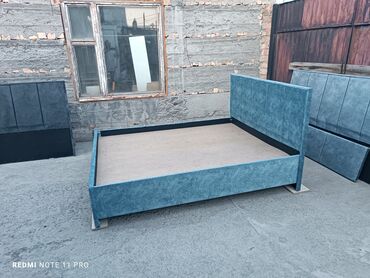 стойки металлические: Уютная двуспальная кровать с мягким изголовьем - Размер: рассчитана