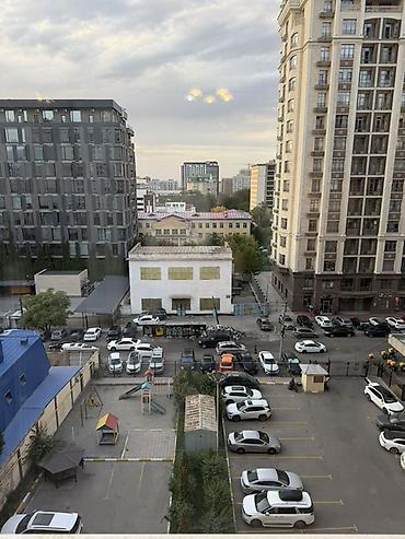 Зал үчүн гарнитуралар: Продаётся просторная трёхкомнатная квартира в ЖК «Айколь» от — 9