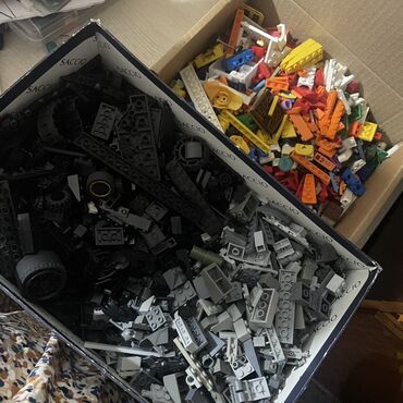 лего пластины: Две коробки с деталями LEGO разных цветов и размеров. Около 3х кг. В