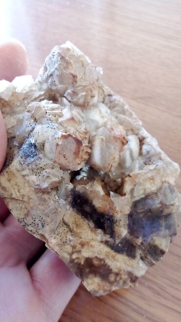 Kristali i minerali: Ovaj prirodni kvarcni kristalni grozd karakteriše svetla, prozračna — 35