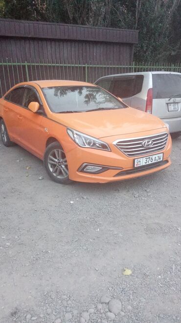 акумлятор авто: Седан Hyundai Sonata оранжевого цвета, с хромированной решеткой