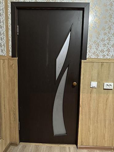 Межкомнатная дверь, Б/у, Со стеклом, Одностворчатая, Деревянная, Распашная, Витражная, цвет - Коричневый at lalafo.kg Межкомнатная дверь, Б/у, Со стеклом, Одностворчатая, Деревянная, Распашная, Витражная, цвет - Коричневый