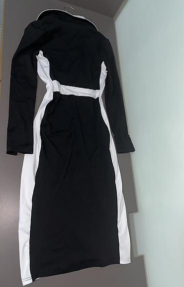 tn pertle: Elegantna crno-bela haljina midi dužine sa dugim rukavima. Model je u — 2