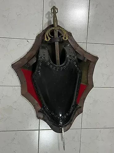 cipelarnik komoda: Štit i mač 103 x 65 cm (zidni ukras) Dobro stanje. Lično preuzimanje — 3