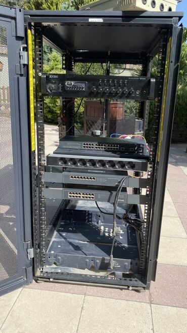 099 olan nomreler: Dell istehsalı olan qara rəngli server rəfi. Avadanlıqların