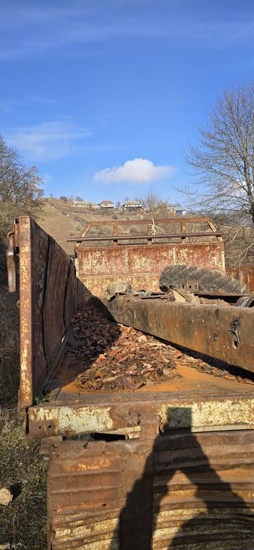 Yük maşınları üçün qoşqular: Bortları açılan kuza. Uzunluğu 4,3 m Eni 2,5 m Tam dəmir kuza — 9