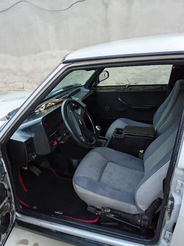 sari tofaş: Model: Tofas Şahin/Doğan tipli sedan (4 qapı) Rəng: Gümüşü Yanacaq