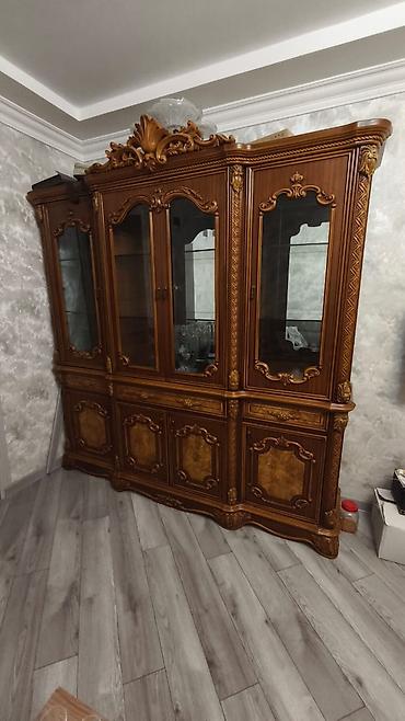 hamam refleri: Klassik üslubda vitrin-bufet malaziya mebeldir tecili satılır citdi — 1