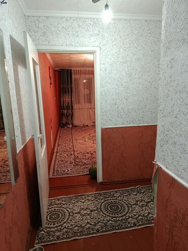 дом на ошском рынке: Продаю 2ком квартиру.40лет 2этаж 
45$ торг уместен