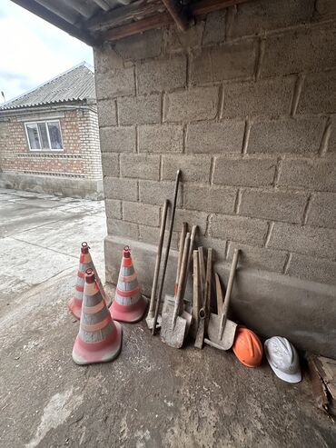 Дом и сад: Продаю лопаты,кирки,конусы,камки не дорого
