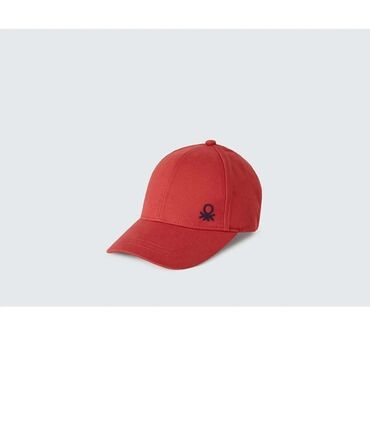 dəst geyimlər instagram: Qırmızı rəngdə, United Colors of Benetton markasına məxsus kepka. Ön